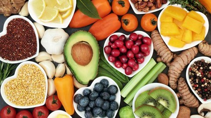 Diverse Gemüse-, Obst- und Gewürzsorten bunt gemischt