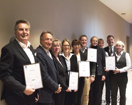 (2. v. l.) Jürgen Gangl, General Manager Park Inn by Radisson Berlin Alexanderplatz, (3. v. l.) Petra Strenger, Personnel Manager Park Inn by Radisson Berlin Alexanderplatz, im Kreise weiterer ausgezeichneter Betriebe. (2. v. r.) Christian Andresen, Präsident DEHOGA Berlin