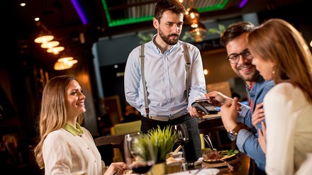 Gäste bezahlen im Restaurant