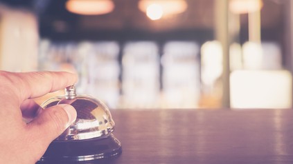 Mann bedient Serviceklingel