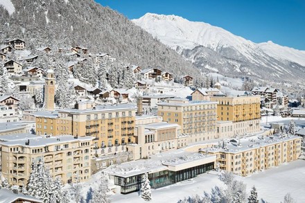Das Hotel Kulm im Schnee von außen