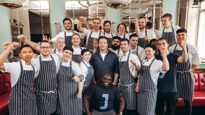 Jamie Oliver mit Mitarbeitern seines Wiener Restaurants