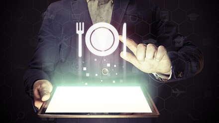 Tablet, Teller und Besteck