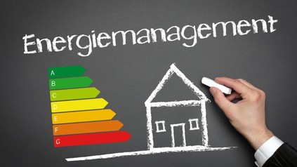 Schiefertafel, auf der "Energiemanagement" steht