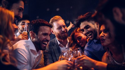 Gruppe von Freunden stößt im Club an