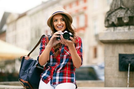Eine junge Touristin fotografiert beim Fotografieren