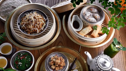 Chinesische Speisen und Getränke kunstvoll angerichtet