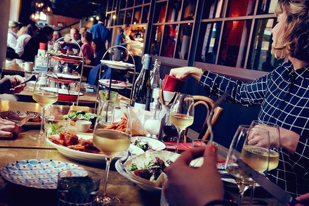 Junge Azubis an einer Hotelbar