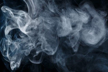 Rauch vor einem schwarzen Hintergrund