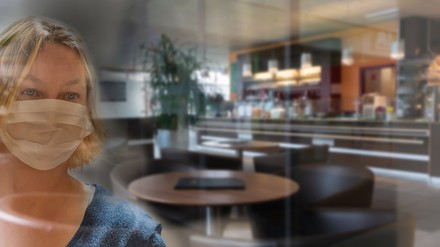 Ein Restaurantgast mit Mundschutz