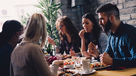 Freunde beim Essen im Restaurant
