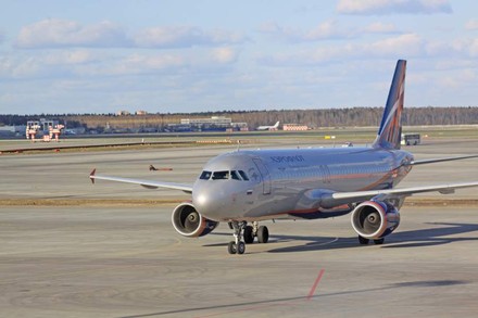 Ein Flugzeug der Gesellschaft Aeroflot an einem Flughafen