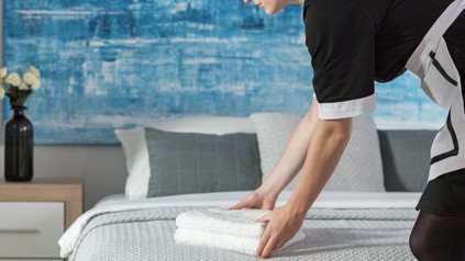 Zimmermädchen richtet Bett