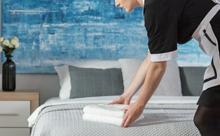 Zimmermädchen richtet Bett