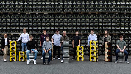 Zehn der neuen Auszubildenden mit Ausbildungsleiterin Sina Bügeler (l.). (Foto: © Krombacher Brauerei GmbH & Co.)