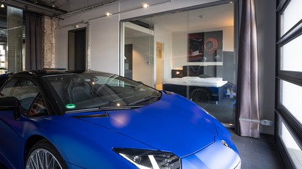 Car-Suite im V8 Hotel Köln@MOTORWORLD, an Ascend Hotel Collection Member