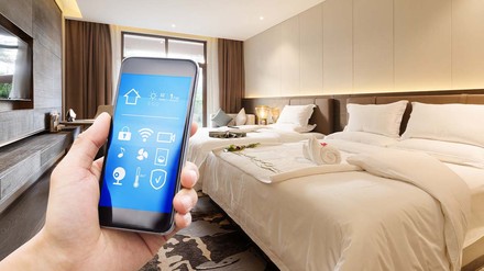 Smartphone mit dem sich die Elektronik im Hotelzimmer steuern lässt