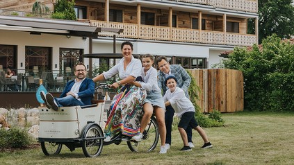 Hoteldirektor Christian Schauberger mit Inhaberfamilie Ortner-Zwicklbauer_