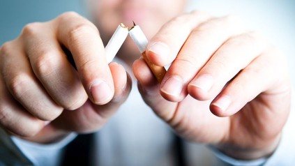 Mann zerbricht Zigarette