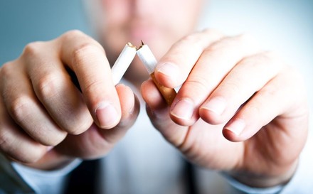 Mann zerbricht Zigarette
