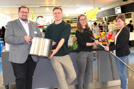 Arne Krause (2.v.l.) und Julia Regele (2.v.r.) vom Referat Ökologie des AStA der Justus-Liebig-Universität Gießen freuen sich zusammen mit Guido Wolf (l.), Leiter Hochschulgastronomie und Annabell Diehl (r.), Stv. Leiterin Hochschulgastronomie (beide Studentenwerk), auf den gemeinsam realisierten Kochwettbewerb