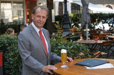 Markus Liebl an einem Tisch im Biergarten vor einem Bier