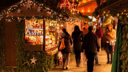 Menschen schlendern über den Weihnachtsmarkt