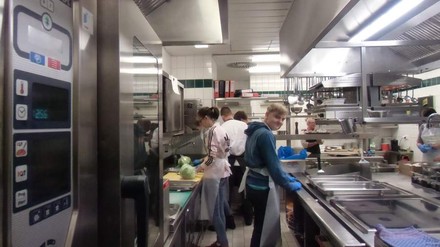 Schüler bei der Arbeit im Travel Charme Nordperd & Villen