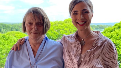 Gudrun Gennes (links), Deutschlehrerin für ausländische Kollegen, und Karina Kull, Direktorin im Dorf am See – Seehotel Niedernberg