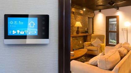 Ein modern eingerichtetes Zimmer mit einem Display, dass das Datum und die Temperatur anzeigt