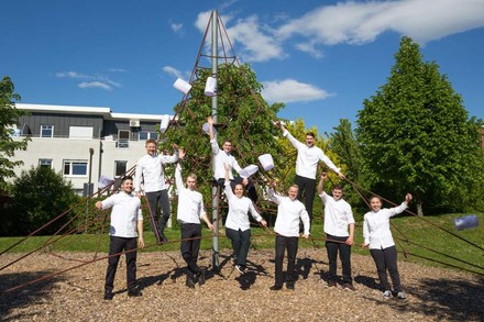 Katharina Rauscher und die Teilnehmer des Rudolf Achenbach Preises 2017 auf einem Spielplatz