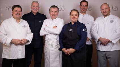 v. l. n. r.: Jörg Sackmann, Alexander Herrmann, Töni Mörwald, Alexandra Müller, Frederik Desch und Roberto Kunitz (Foto: © Romantik Hotels)