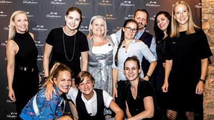 urorin Anastasia Bekker, Finalistin Patricia Vankusova, Finalistin Kerstin Fabian, Finalistin Martina Habison, Juror Tom Sipos, Jurorin Anastasia Bekker und Jurorin Johanna Aigner in der hinteren Reihe mit den drei Siegerinnen Berit Glaser (Platz 2), Katharina Schwaller (Platz 1) und Olivia Brosz-Tsolin (Platz 3) in der vorderen Reihe