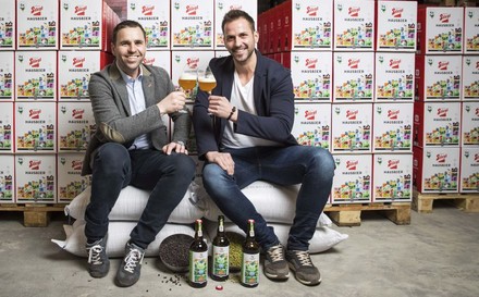 Stiegl-Kreativbraumeister Markus Trinker (l.) und Gin-Experte Peter Affenzeller stoßen auf das gelungene Ergebnis ihrer Zusammenarbeit an