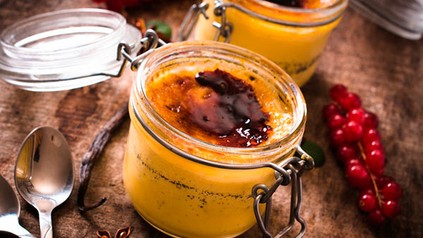 Lebkuchen Creme brulee in einem Gläschen, daneben liegen zwei Teelöffel