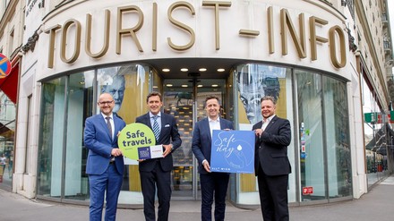 Wiens Tourismusdirektor Norbert Kettner, Wirtschaftsstadtrat Peter Hanke, Spartenobmann Markus Grießler und Fachgruppenobmann Dominic Schmid präsentieren die beiden Siegel