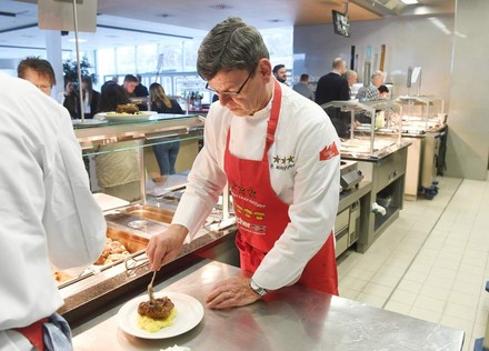 Harald Wohlfahrt bei der Zubereitung eines Gerichts