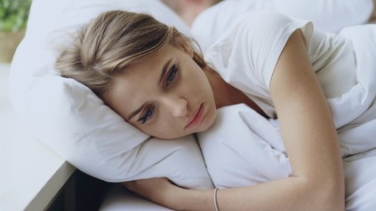 Traurige Frau in Bett