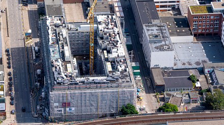 Mit dem Richtfest starten die Projektentwickler GBI und NORD PROJECT in Hamburgs City-Süd in die letzte Bauphase für 54 Stadtwohnungen und zwei Hotels der Marken the niu und Premier Inn