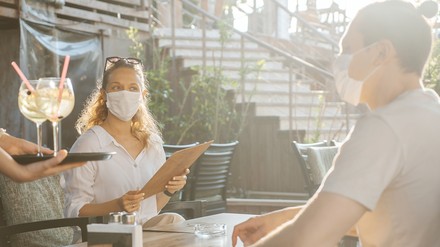 Zwei Gäste auf einer Restaurant-Terrasse
