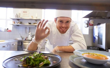 Koch gestikuliert okay