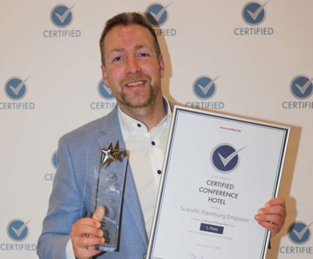 Tobias Albert mit seiner Auszeichnung