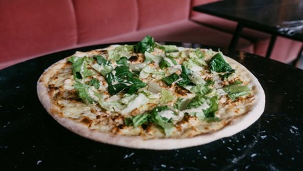 Dank des veganen Pizzaschmelzes lassen sich auch die vegetarischen Pizzen auf der Standardkarte in einer veganen Version bestellen. (Foto: © L’Osteria)