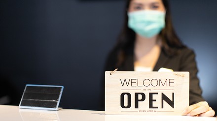 Frau mit Open Schild