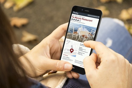 Frau tippt auf Smartphone