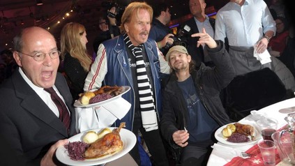 Grgeor Gysi, Frank Zander und Michael Mueller haben Spaß bei Frank Zanders 22. Weihnachtsfeier