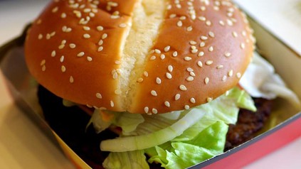 Ein McVegan von McDonald's in typischer Verpackung