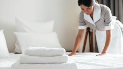 Zimmermädchen richtet Hotelbett her
