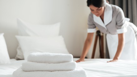 Zimmermädchen richtet Hotelbett her
