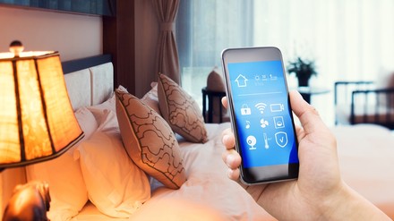 Ein Handy in einem Hotelzimmer